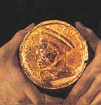 Медаль. Фрагмент. Портрет молодого человека с медалью в руке. Боттичелли